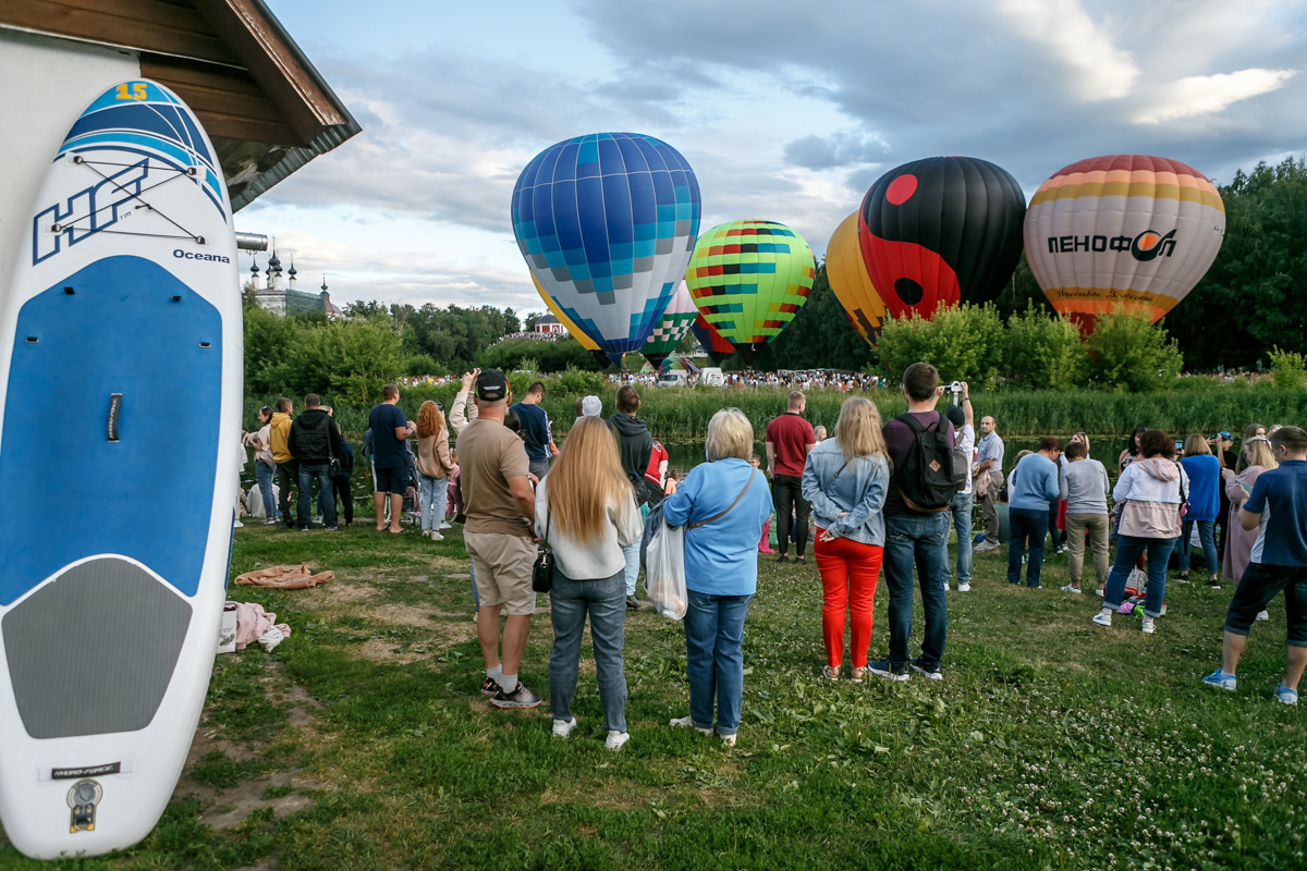С 20 июля на пару дней древний Суздаль превратился в центр фестиваля воздухоплавания «Золотое кольцо России». И это одно из красивейших событий лета во Владимирской области. Без лишних слов — смотрите сами!