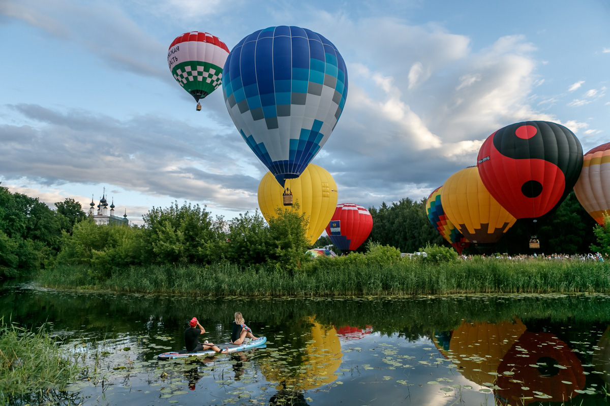 С 20 июля на пару дней древний Суздаль превратился в центр фестиваля воздухоплавания «Золотое кольцо России». И это одно из красивейших событий лета во Владимирской области. Без лишних слов — смотрите сами!