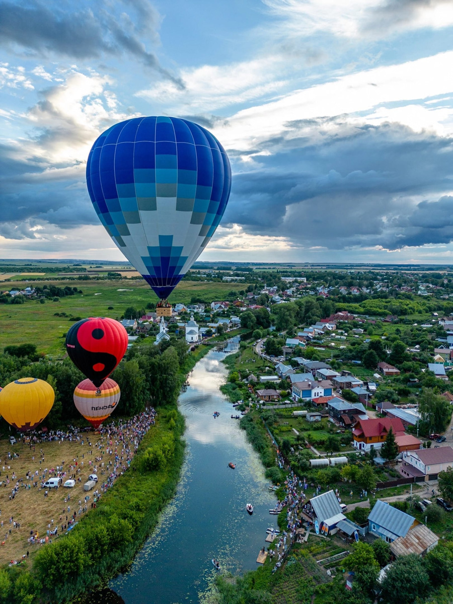 С 20 июля на пару дней древний Суздаль превратился в центр фестиваля воздухоплавания «Золотое кольцо России». И это одно из красивейших событий лета во Владимирской области. Без лишних слов — смотрите сами!