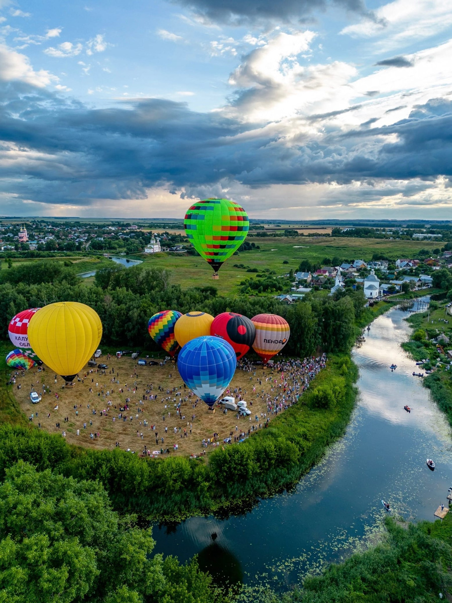 С 20 июля на пару дней древний Суздаль превратился в центр фестиваля воздухоплавания «Золотое кольцо России». И это одно из красивейших событий лета во Владимирской области. Без лишних слов — смотрите сами!