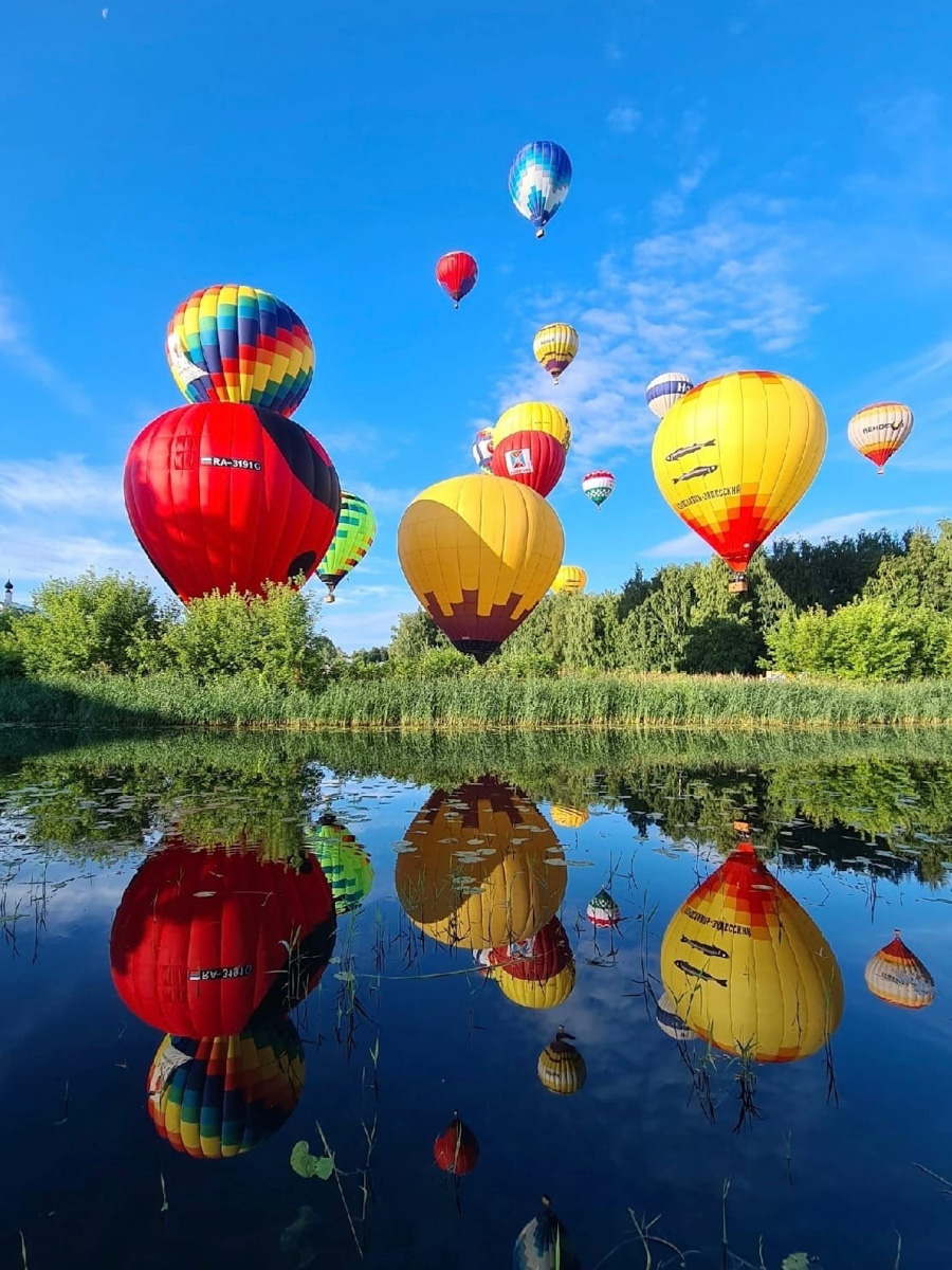 С 20 июля на пару дней древний Суздаль превратился в центр фестиваля воздухоплавания «Золотое кольцо России». И это одно из красивейших событий лета во Владимирской области. Без лишних слов — смотрите сами!