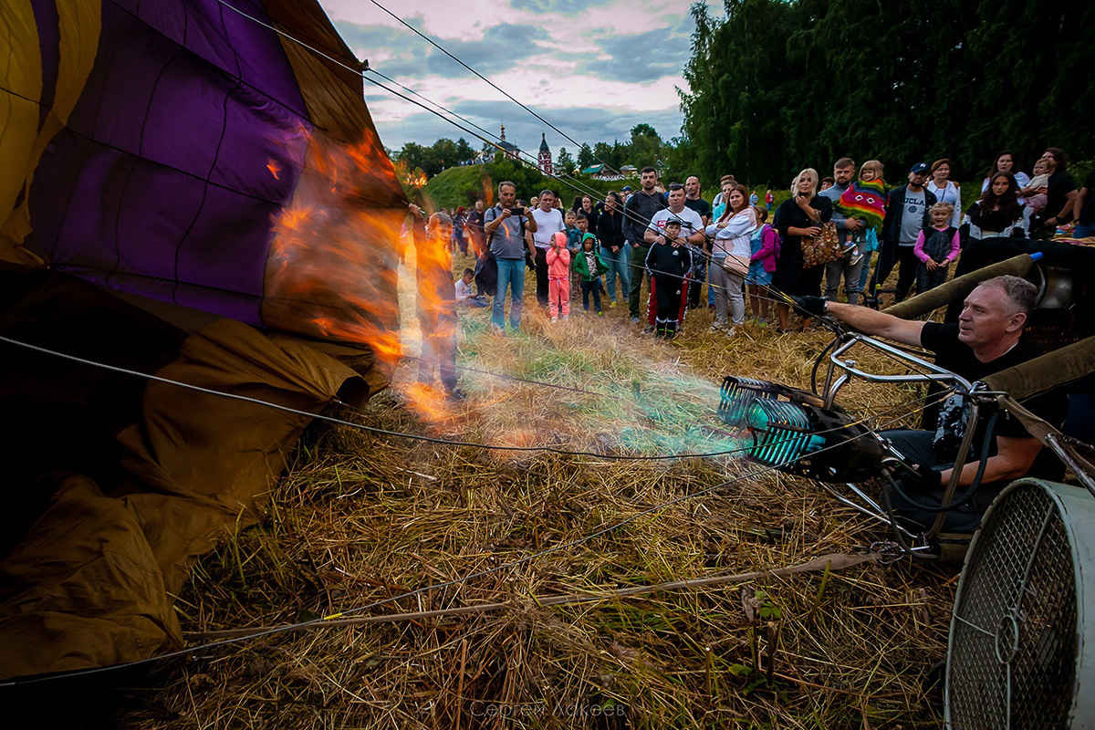 С 20 июля на пару дней древний Суздаль превратился в центр фестиваля воздухоплавания «Золотое кольцо России». И это одно из красивейших событий лета во Владимирской области. Без лишних слов — смотрите сами!