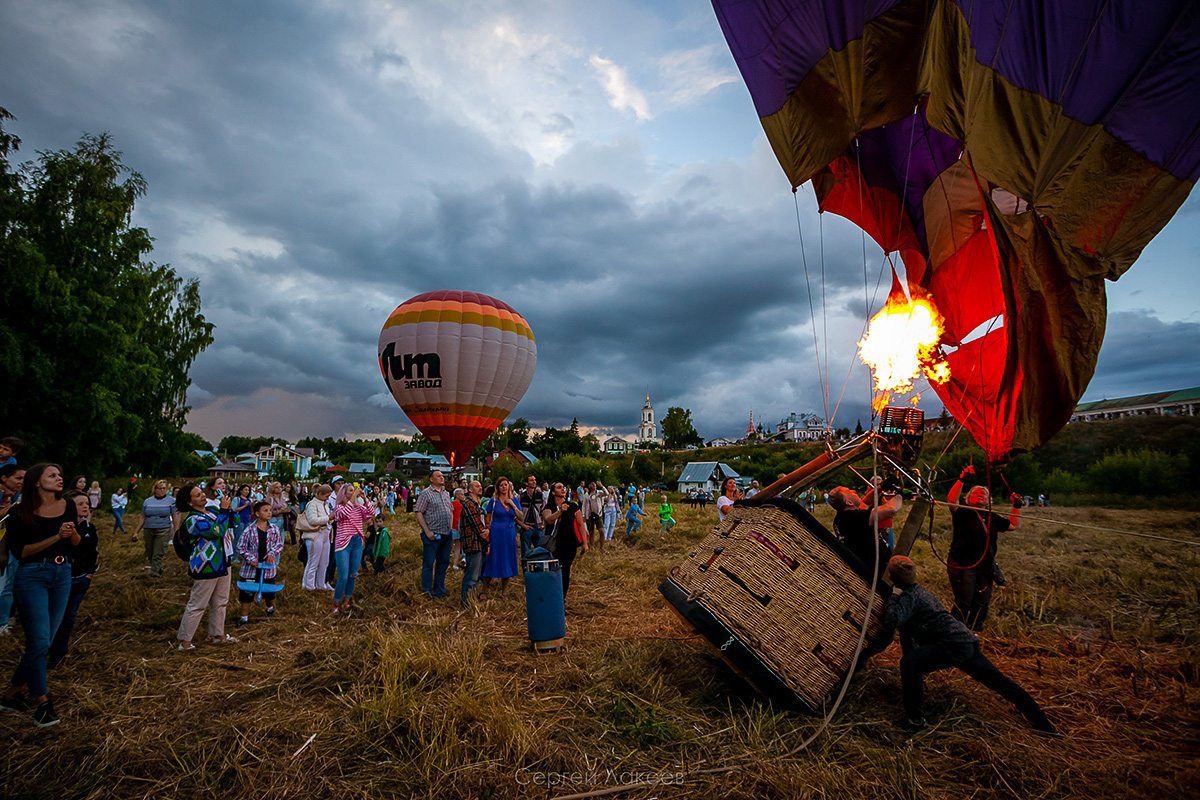 С 20 июля на пару дней древний Суздаль превратился в центр фестиваля воздухоплавания «Золотое кольцо России». И это одно из красивейших событий лета во Владимирской области. Без лишних слов — смотрите сами!