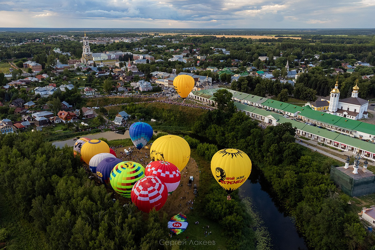С 20 июля на пару дней древний Суздаль превратился в центр фестиваля воздухоплавания «Золотое кольцо России». И это одно из красивейших событий лета во Владимирской области. Без лишних слов — смотрите сами!