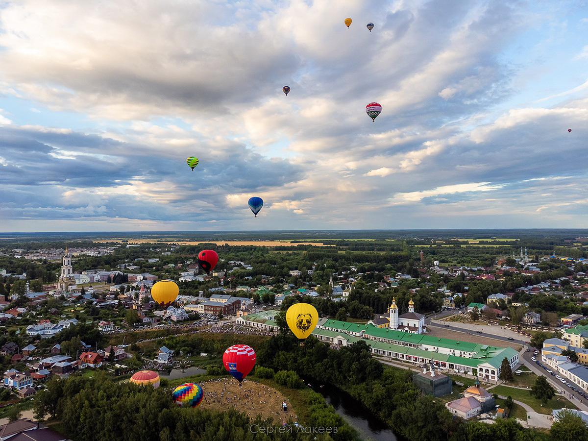С 20 июля на пару дней древний Суздаль превратился в центр фестиваля воздухоплавания «Золотое кольцо России». И это одно из красивейших событий лета во Владимирской области. Без лишних слов — смотрите сами!
