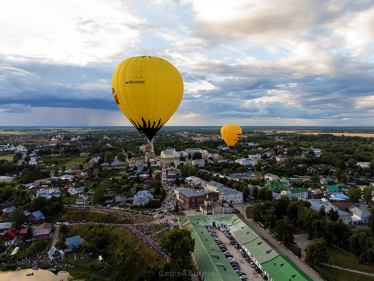 С 20 июля на пару дней древний Суздаль превратился в центр фестиваля воздухоплавания «Золотое кольцо России». И это одно из красивейших событий лета во Владимирской области. Без лишних слов — смотрите сами!