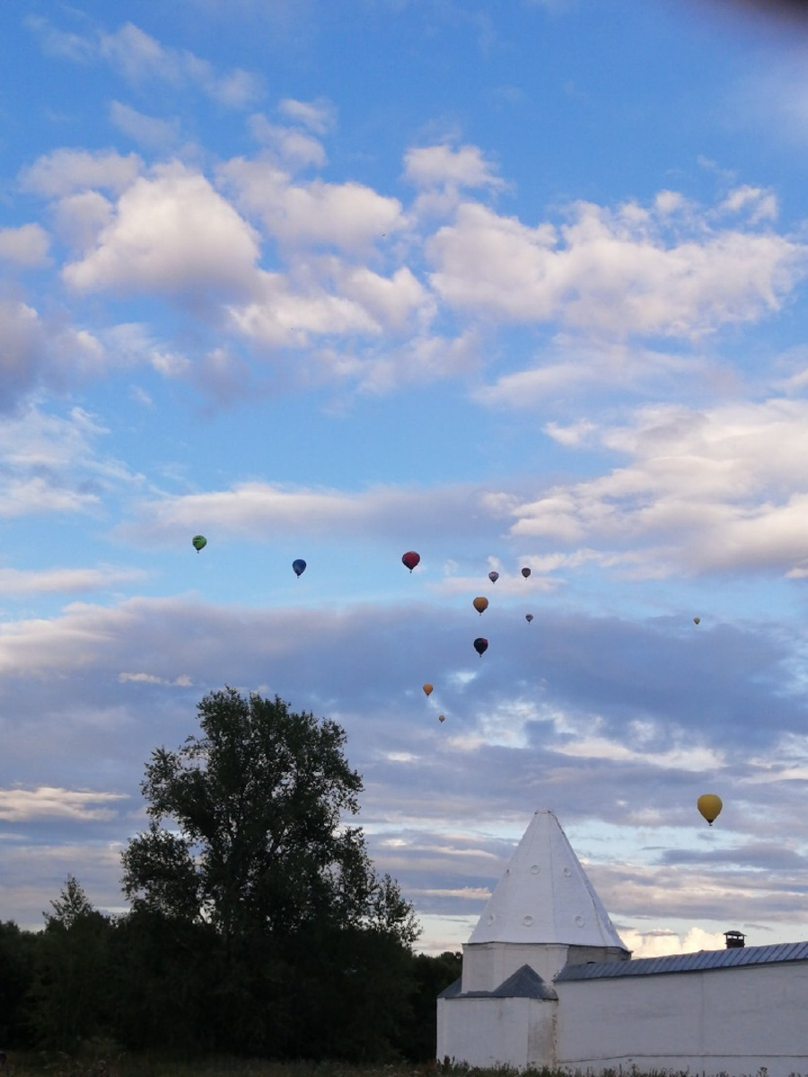 С 20 июля на пару дней древний Суздаль превратился в центр фестиваля воздухоплавания «Золотое кольцо России». И это одно из красивейших событий лета во Владимирской области. Без лишних слов — смотрите сами!