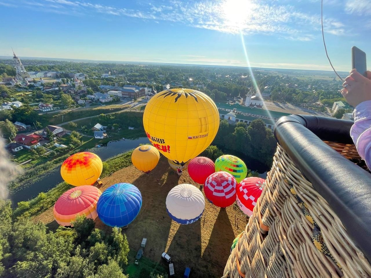 С 20 июля на пару дней древний Суздаль превратился в центр фестиваля воздухоплавания «Золотое кольцо России». И это одно из красивейших событий лета во Владимирской области. Без лишних слов — смотрите сами!