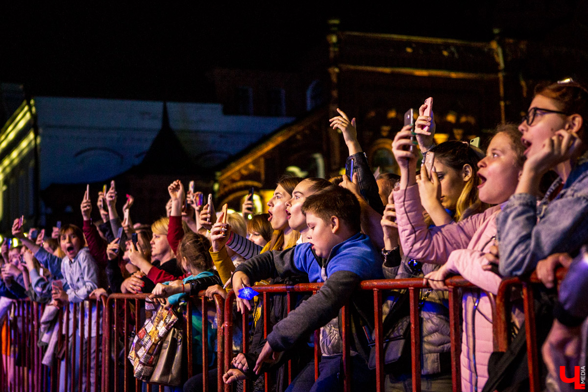 Выпускники праздничным шествием впервые за долгое время прошли по центру города, ограничения общепита и организации мероприятий сошли на «нет». Коронавирус «отступил», но появились новые проблемы, усложняющие проведение общегородских праздников. Когда и каким будет День города Владимира на этот раз?о