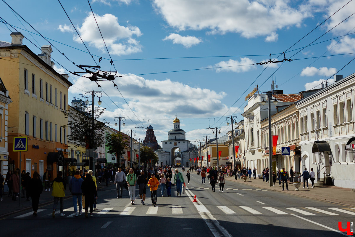 Выпускники праздничным шествием впервые за долгое время прошли по центру города, ограничения общепита и организации мероприятий сошли на «нет». Коронавирус «отступил», но появились новые проблемы, усложняющие проведение общегородских праздников. Когда и каким будет День города Владимира на этот раз?о