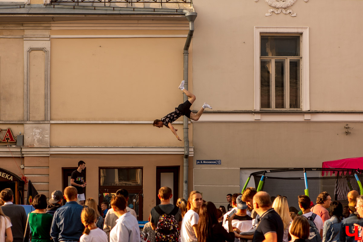 Выпускники праздничным шествием впервые за долгое время прошли по центру города, ограничения общепита и организации мероприятий сошли на «нет». Коронавирус «отступил», но появились новые проблемы, усложняющие проведение общегородских праздников. Когда и каким будет День города Владимира на этот раз?о