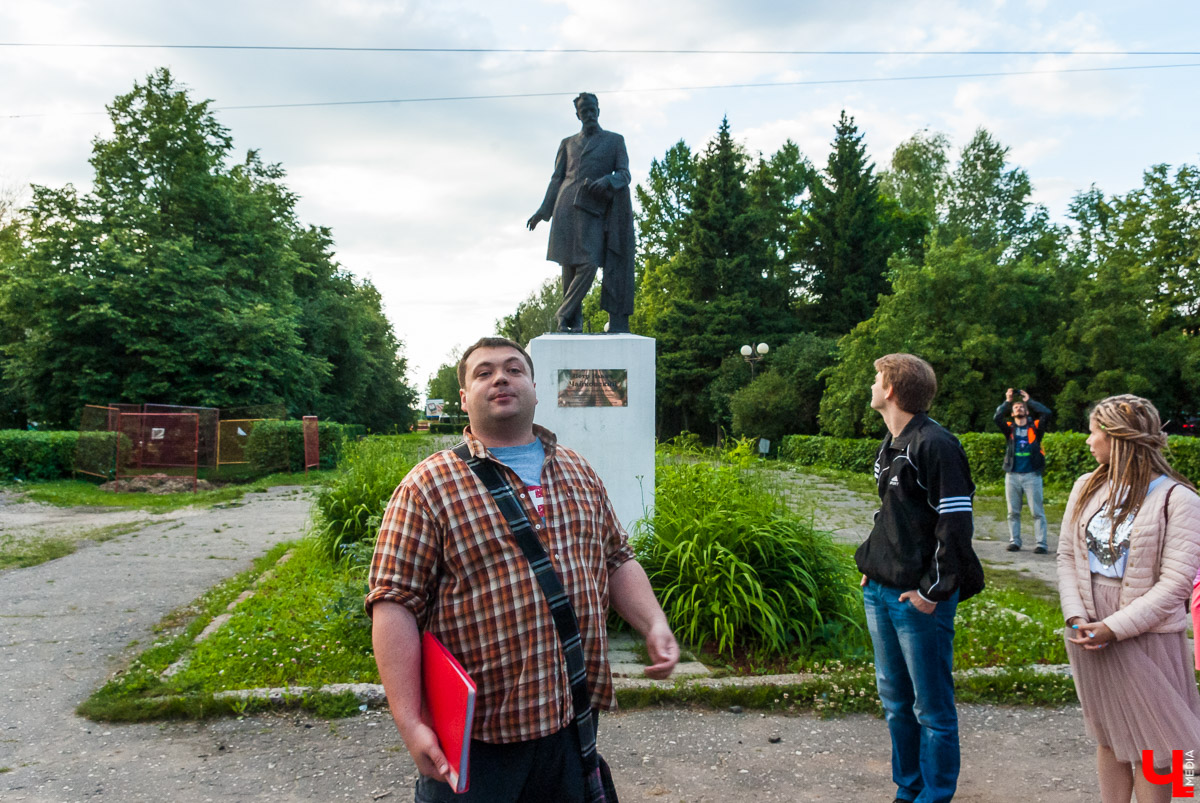 Проект «Экскурсии от местных для местных» существует в нашем городе уже шестой год. Он был создан по инициативе очень креативного человека — бывшего владимирского тележурналиста и учредителя сувенирной артели «Дяди Миша» Михаила Самойлова. Присоединиться к нему может каждый!