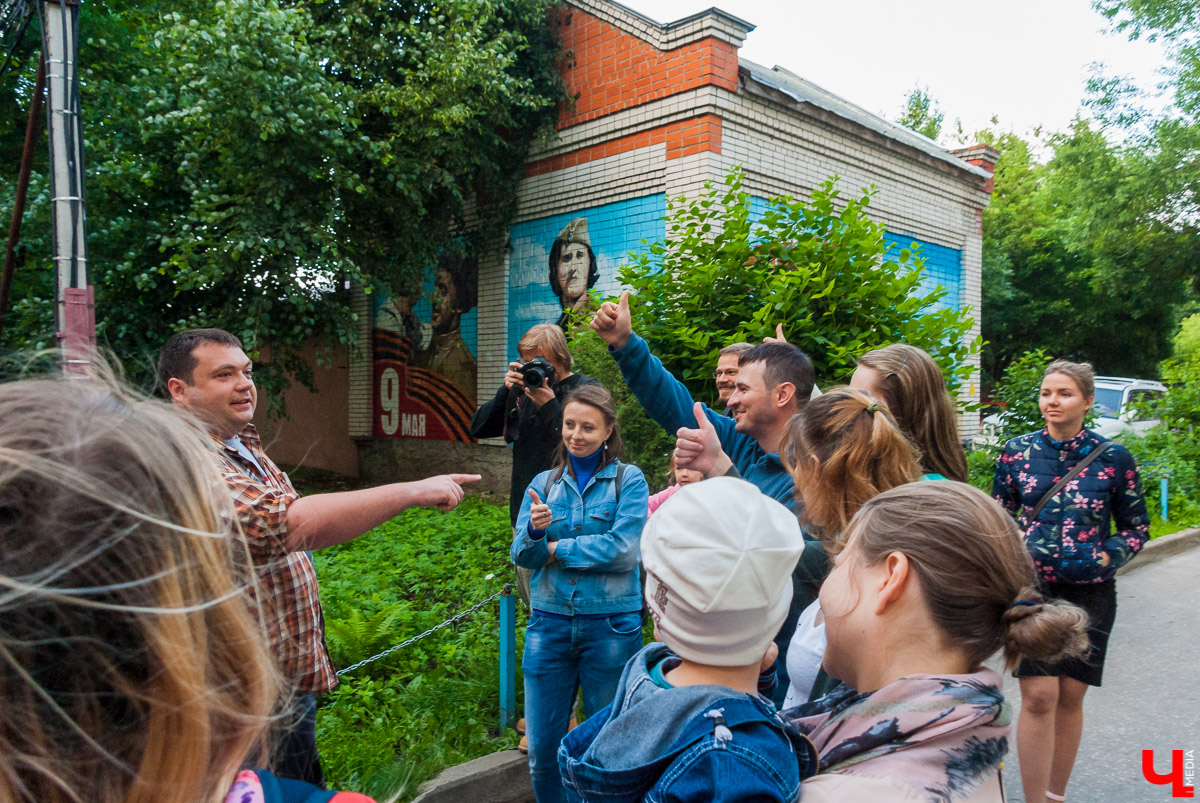 Проект «Экскурсии от местных для местных» существует в нашем городе уже шестой год. Он был создан по инициативе очень креативного человека — бывшего владимирского тележурналиста и учредителя сувенирной артели «Дяди Миша» Михаила Самойлова. Присоединиться к нему может каждый!