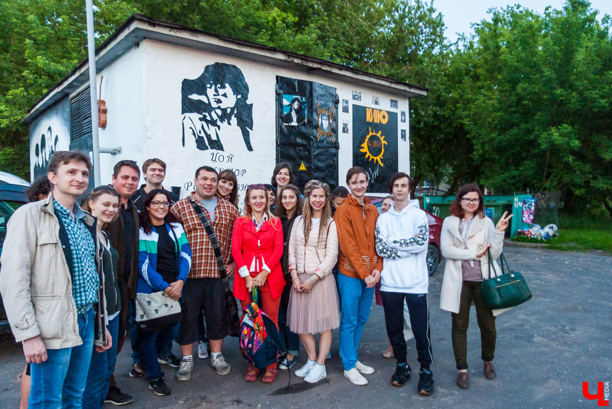 Проект «Экскурсии от местных для местных» существует в нашем городе уже шестой год. Он был создан по инициативе очень креативного человека — бывшего владимирского тележурналиста и учредителя сувенирной артели «Дяди Миша» Михаила Самойлова. Присоединиться к нему может каждый!