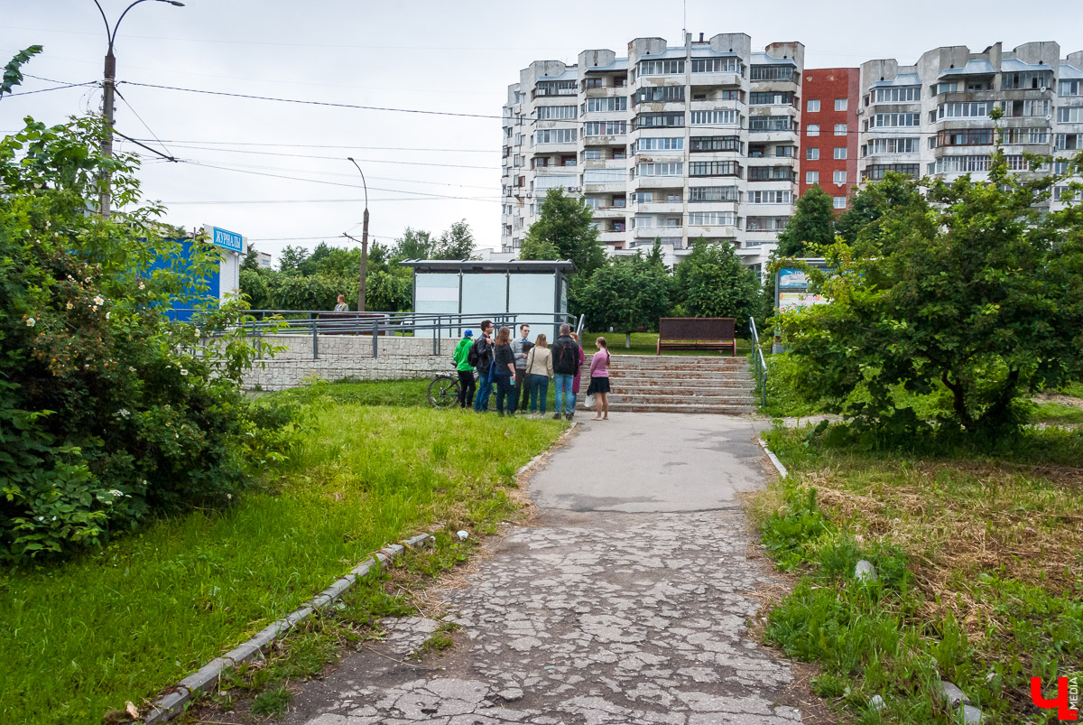 Проект «Экскурсии от местных для местных» существует в нашем городе уже шестой год. Он был создан по инициативе очень креативного человека — бывшего владимирского тележурналиста и учредителя сувенирной артели «Дяди Миша» Михаила Самойлова. Присоединиться к нему может каждый!