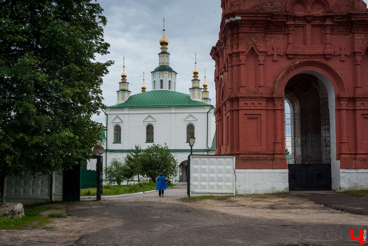 Проект «Экскурсии от местных для местных» существует в нашем городе уже шестой год. Он был создан по инициативе очень креативного человека — бывшего владимирского тележурналиста и учредителя сувенирной артели «Дяди Миша» Михаила Самойлова. Присоединиться к нему может каждый!