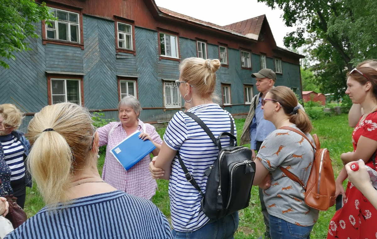 Проект «Экскурсии от местных для местных» существует в нашем городе уже шестой год. Он был создан по инициативе очень креативного человека — бывшего владимирского тележурналиста и учредителя сувенирной артели «Дяди Миша» Михаила Самойлова. Присоединиться к нему может каждый!