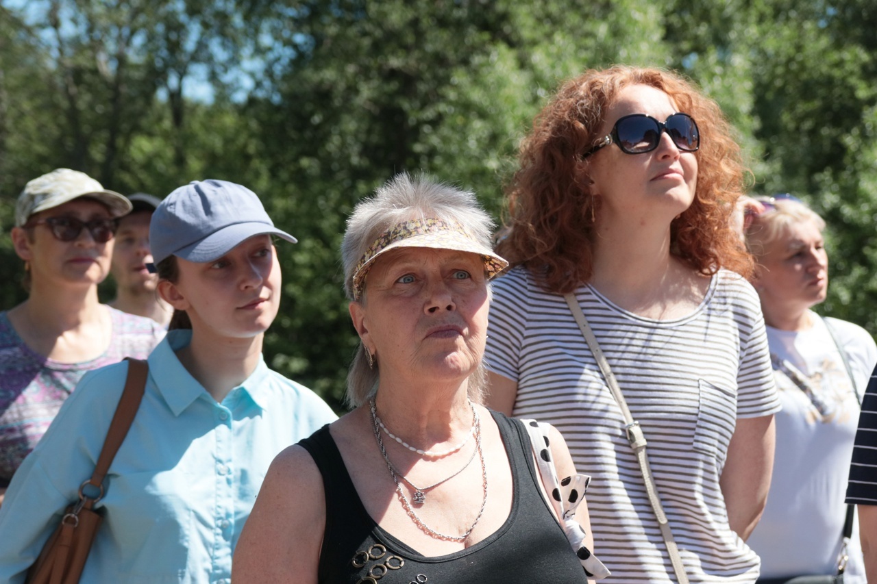 Проект «Экскурсии от местных для местных» существует в нашем городе уже шестой год. Он был создан по инициативе очень креативного человека — бывшего владимирского тележурналиста и учредителя сувенирной артели «Дяди Миша» Михаила Самойлова. Присоединиться к нему может каждый!