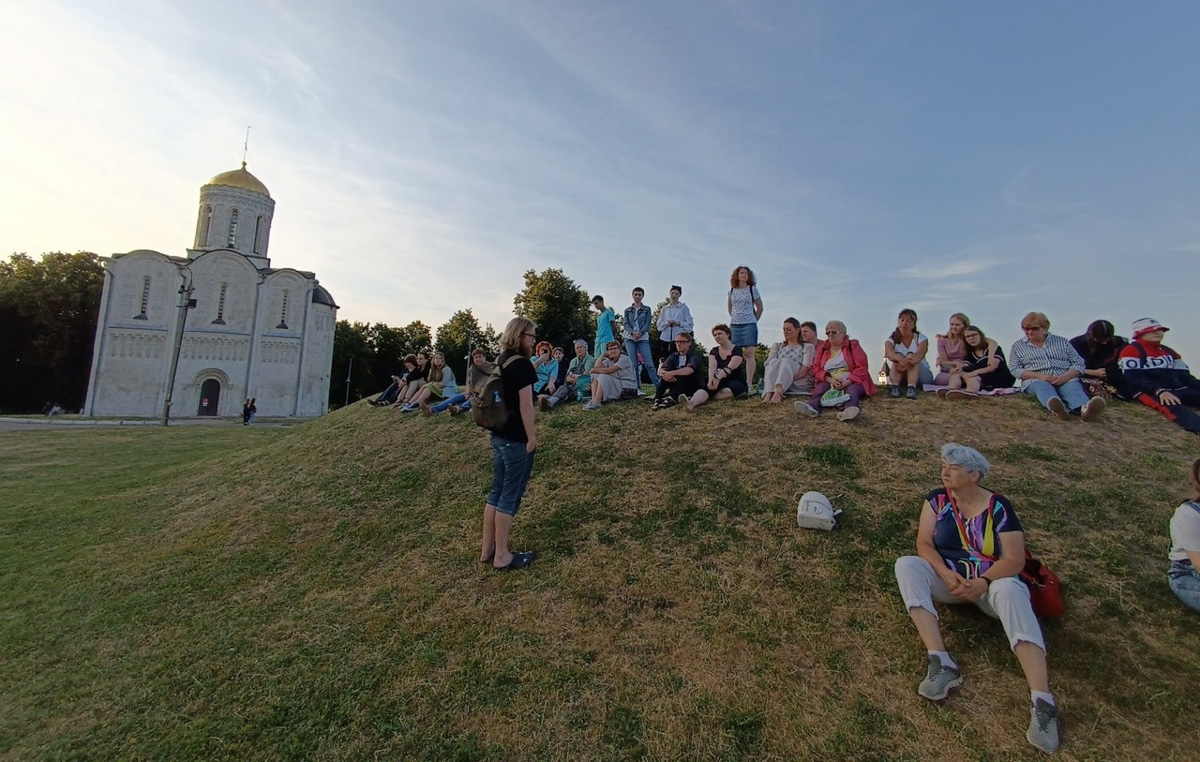 Проект «Экскурсии от местных для местных» существует в нашем городе уже шестой год. Он был создан по инициативе очень креативного человека — бывшего владимирского тележурналиста и учредителя сувенирной артели «Дяди Миша» Михаила Самойлова. Присоединиться к нему может каждый!