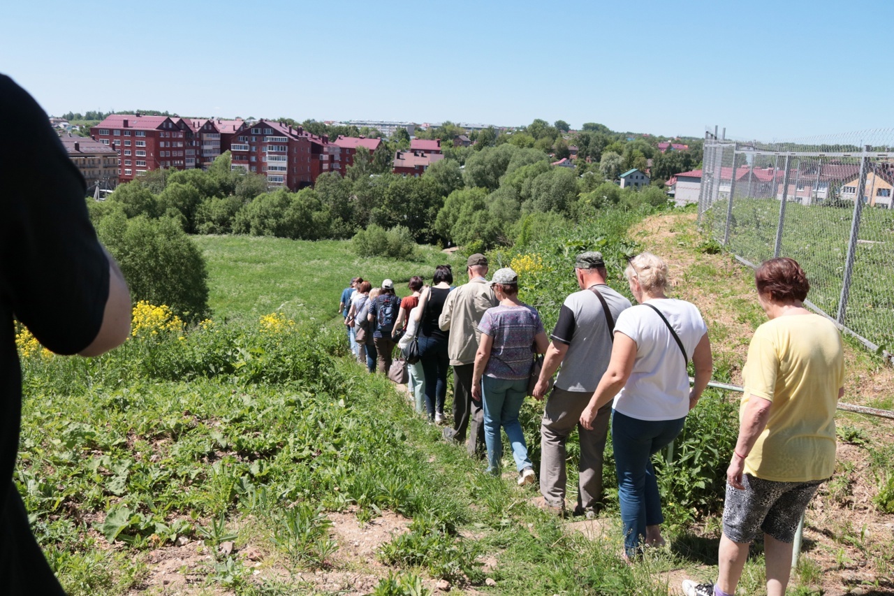 Проект «Экскурсии от местных для местных» существует в нашем городе уже шестой год. Он был создан по инициативе очень креативного человека — бывшего владимирского тележурналиста и учредителя сувенирной артели «Дяди Миша» Михаила Самойлова. Присоединиться к нему может каждый!