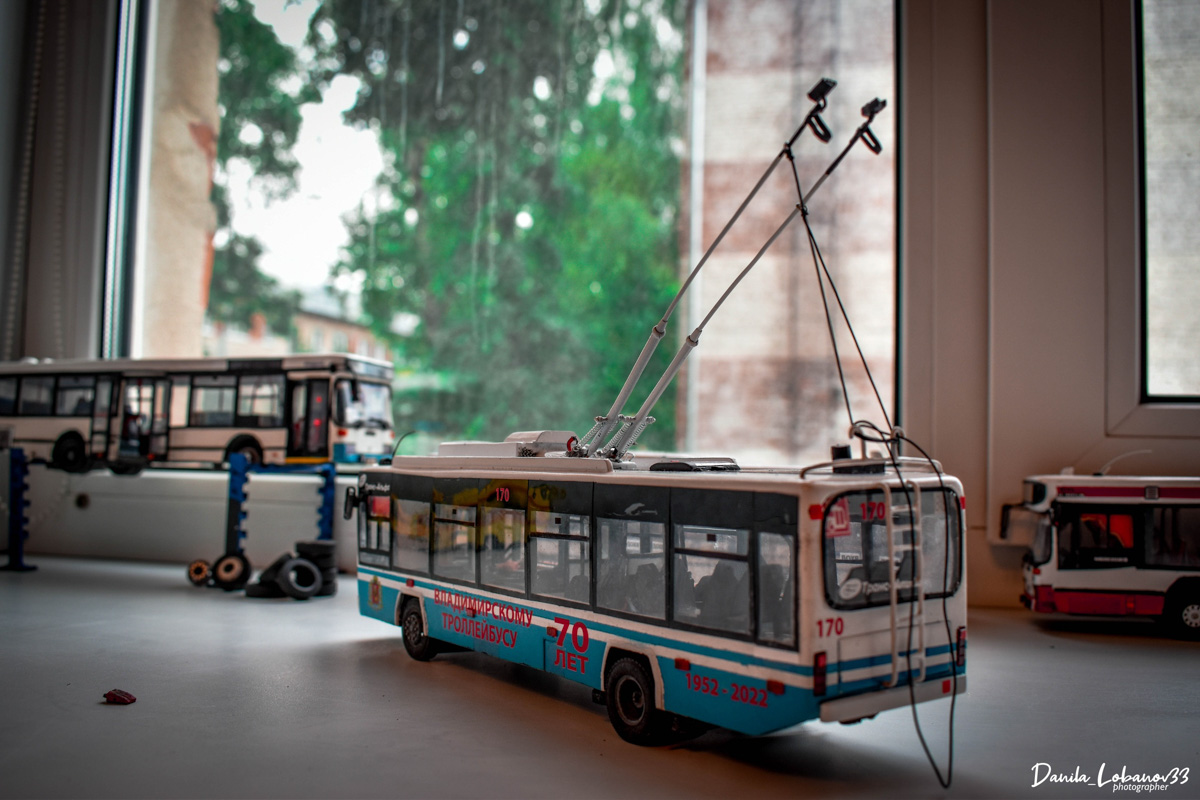 Владимирец Данила Лобанов собрал модель юбилейного троллейбуса в масштабе 1:43. На работу ушло 7 месяцев и около 20 тысяч рублей. За основу был взять транспорт самого популярного в городе 8-го маршрута. Свет в салоне работает, двери открываются, штанги поднимаются. Осталось добавить лишь голосовое сопровождение «До Рябинки» и можно выпускать в рейс.