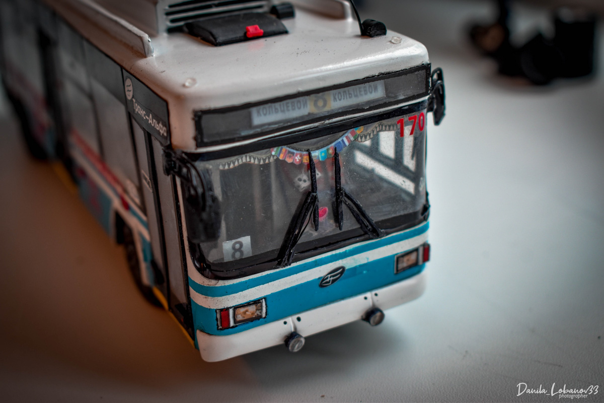 Владимирец Данила Лобанов собрал модель юбилейного троллейбуса в масштабе 1:43. На работу ушло 7 месяцев и около 20 тысяч рублей. За основу был взять транспорт самого популярного в городе 8-го маршрута. Свет в салоне работает, двери открываются, штанги поднимаются. Осталось добавить лишь голосовое сопровождение «До Рябинки» и можно выпускать в рейс.