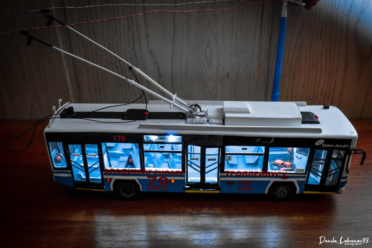 Владимирец Данила Лобанов собрал модель юбилейного троллейбуса в масштабе 1:43. На работу ушло 7 месяцев и около 20 тысяч рублей. За основу был взять транспорт самого популярного в городе 8-го маршрута. Свет в салоне работает, двери открываются, штанги поднимаются. Осталось добавить лишь голосовое сопровождение «До Рябинки» и можно выпускать в рейс.