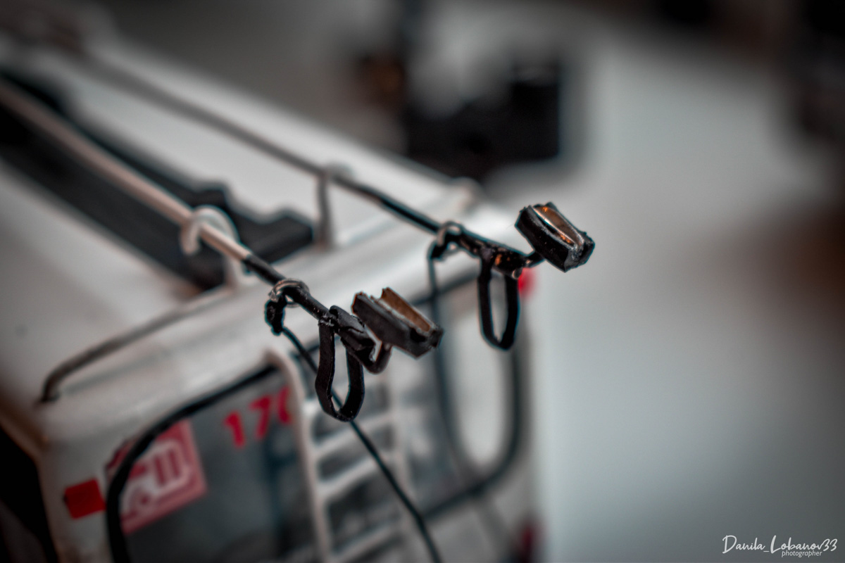 Владимирец Данила Лобанов собрал модель юбилейного троллейбуса в масштабе 1:43. На работу ушло 7 месяцев и около 20 тысяч рублей. За основу был взять транспорт самого популярного в городе 8-го маршрута. Свет в салоне работает, двери открываются, штанги поднимаются. Осталось добавить лишь голосовое сопровождение «До Рябинки» и можно выпускать в рейс.