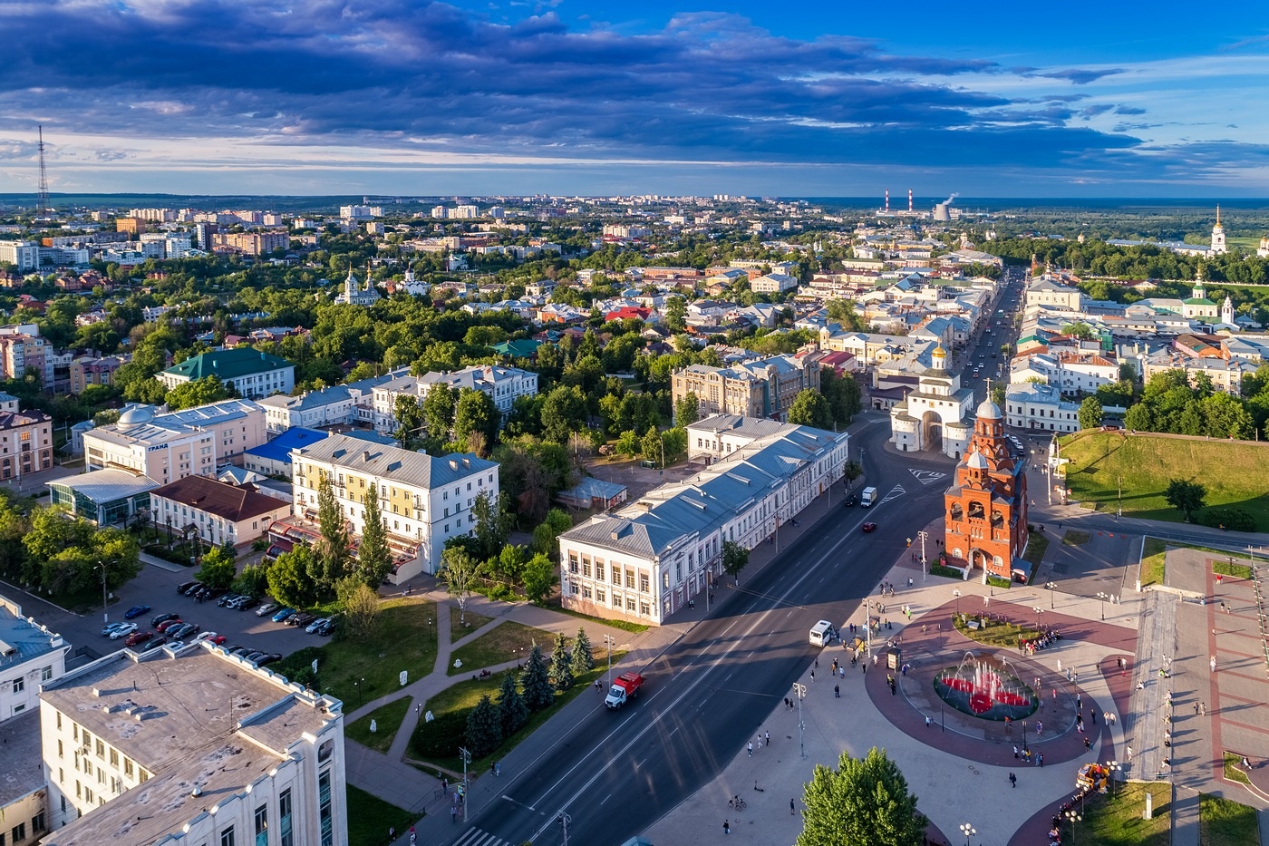Запутавшись в бесконечных буднях, мы забываем насладиться прекрасными видами любимого города. Стоит изменить угол зрения, и привычные, хорошо знакомые места заиграют новыми красками. Вдохновляемся работами путешественников, а также местных жителей, перед тем как отправиться на прогулку по живописным владимирским улицам!
