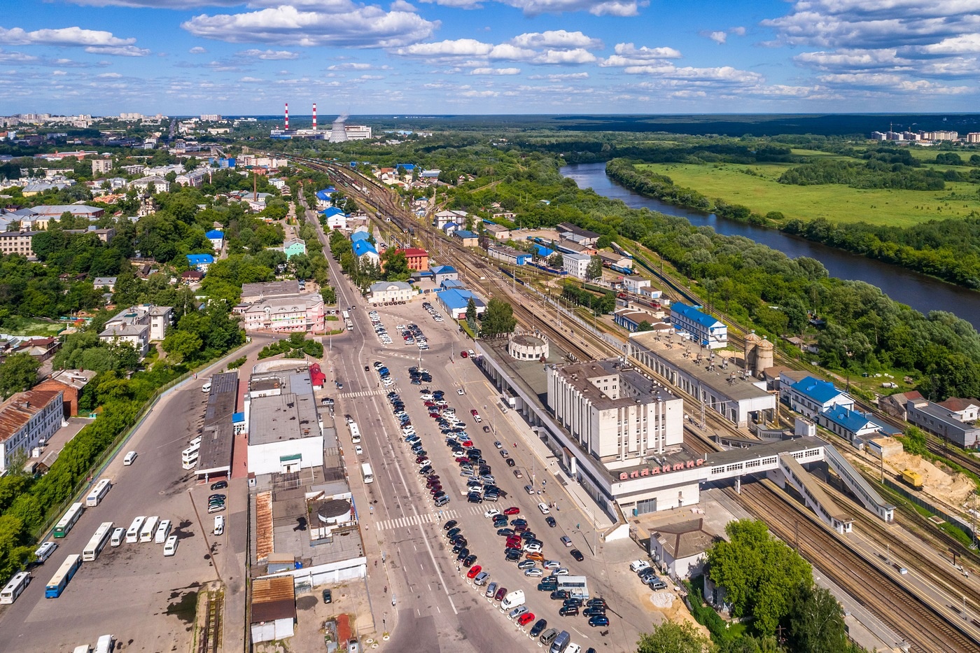 Запутавшись в бесконечных буднях, мы забываем насладиться прекрасными видами любимого города. Стоит изменить угол зрения, и привычные, хорошо знакомые места заиграют новыми красками. Вдохновляемся работами путешественников, а также местных жителей, перед тем как отправиться на прогулку по живописным владимирским улицам!