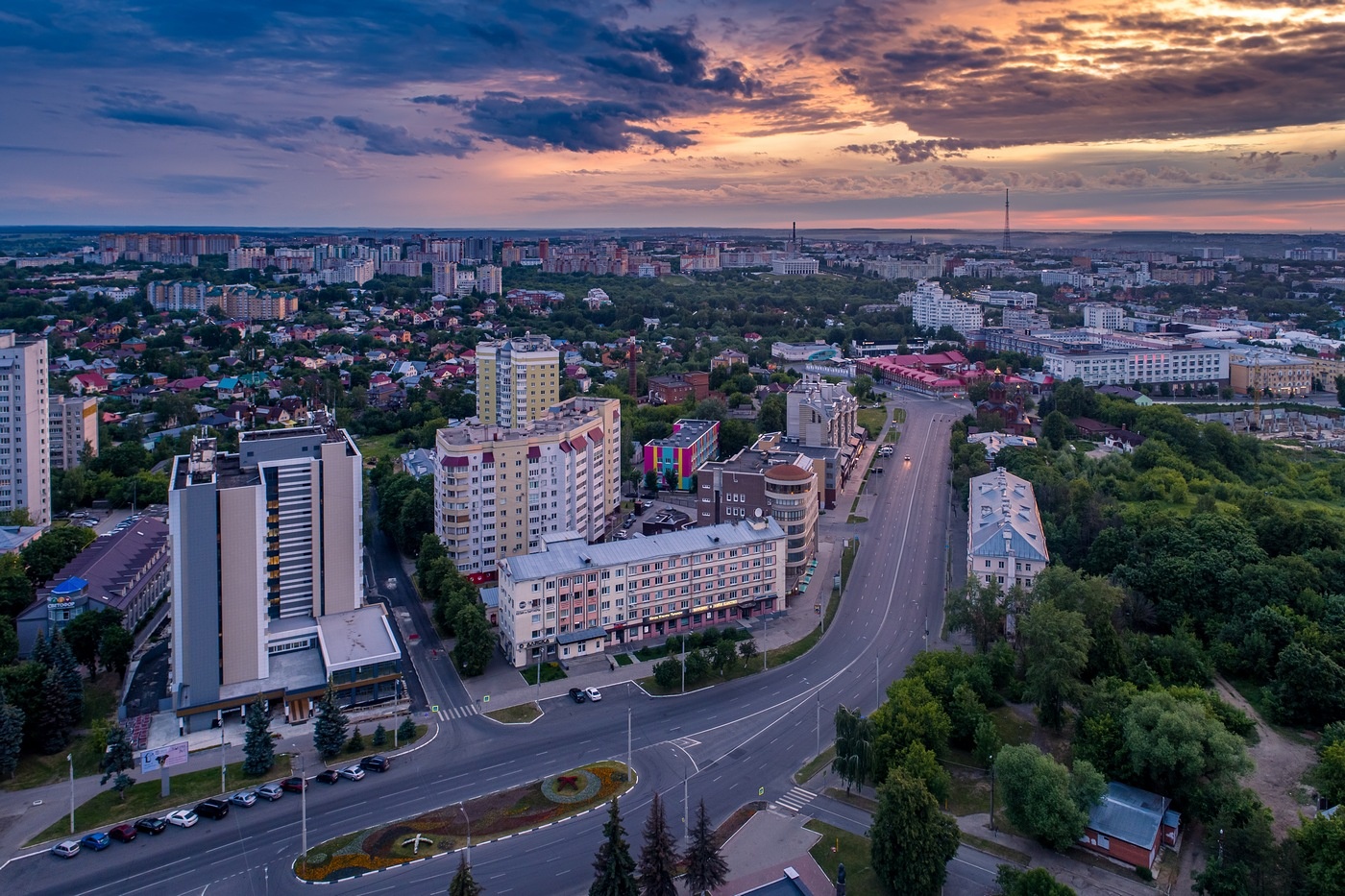 Запутавшись в бесконечных буднях, мы забываем насладиться прекрасными видами любимого города. Стоит изменить угол зрения, и привычные, хорошо знакомые места заиграют новыми красками. Вдохновляемся работами путешественников, а также местных жителей, перед тем как отправиться на прогулку по живописным владимирским улицам!