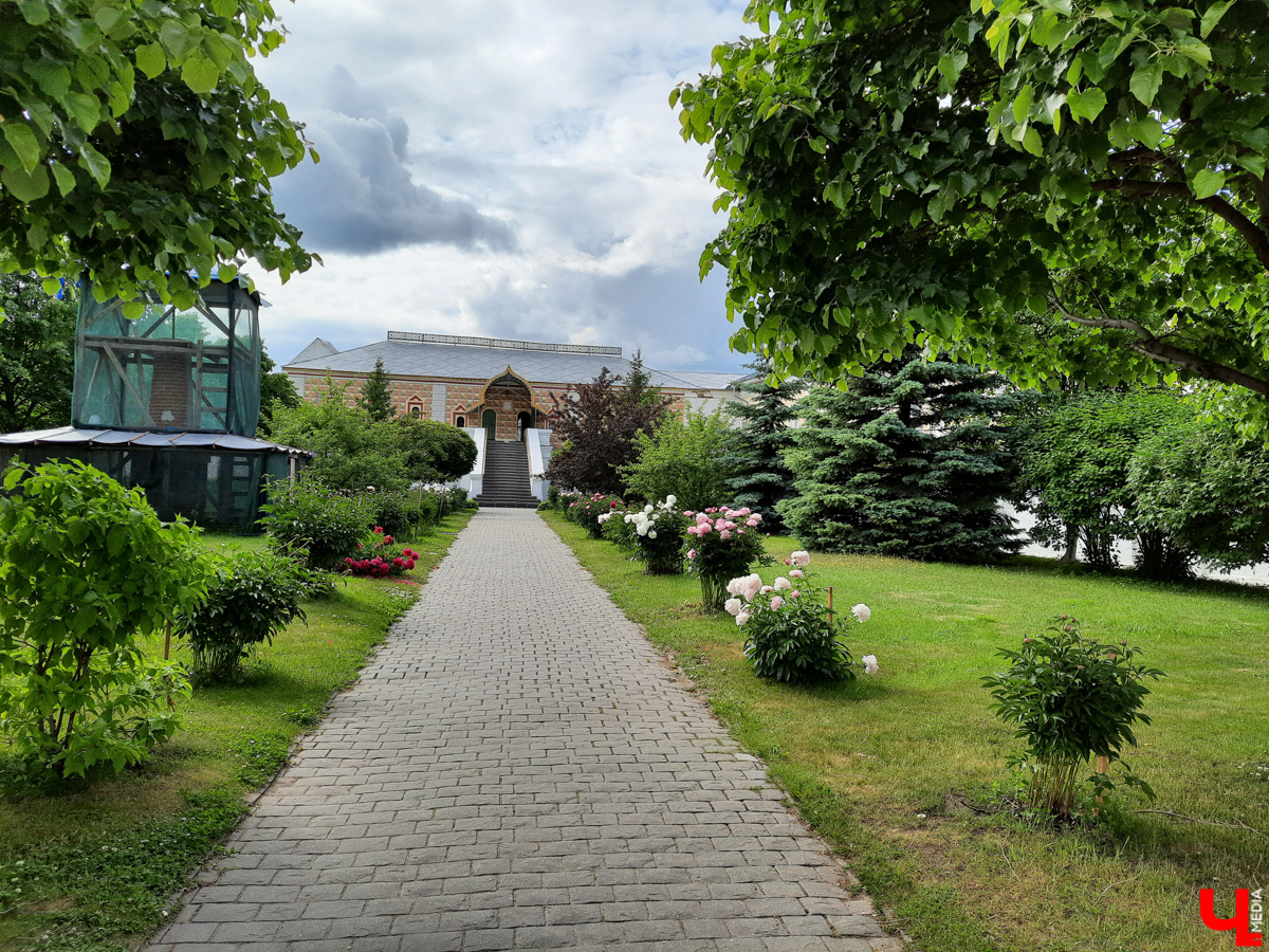 Ехать некуда? Да бросьте! Бросьте дела и айда в Кострому. Мы там побывали, делимся впечатлениями и фото.