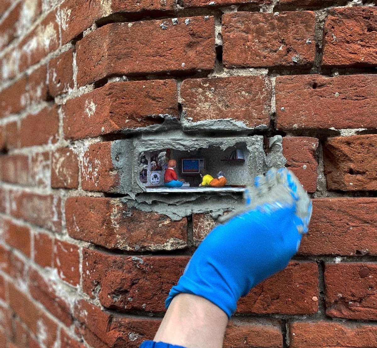 Уличные художники Владимира спрятали в кирпичной кладке новые инсталляции. Работы не просто заполняют пустоты в стене, но и погружают в удивительный мир. Пасхалки уже назвали «секретиками». А их поиски превратились в настоящий квест.