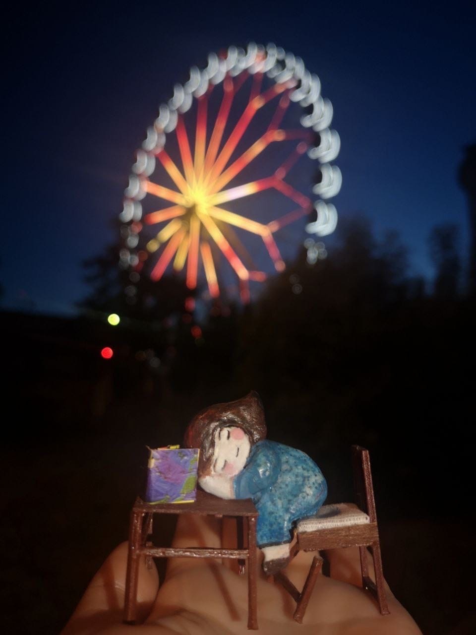 Уличные художники Владимира спрятали в кирпичной кладке новые инсталляции. Работы не просто заполняют пустоты в стене, но и погружают в удивительный мир. Пасхалки уже назвали «секретиками». А их поиски превратились в настоящий квест.