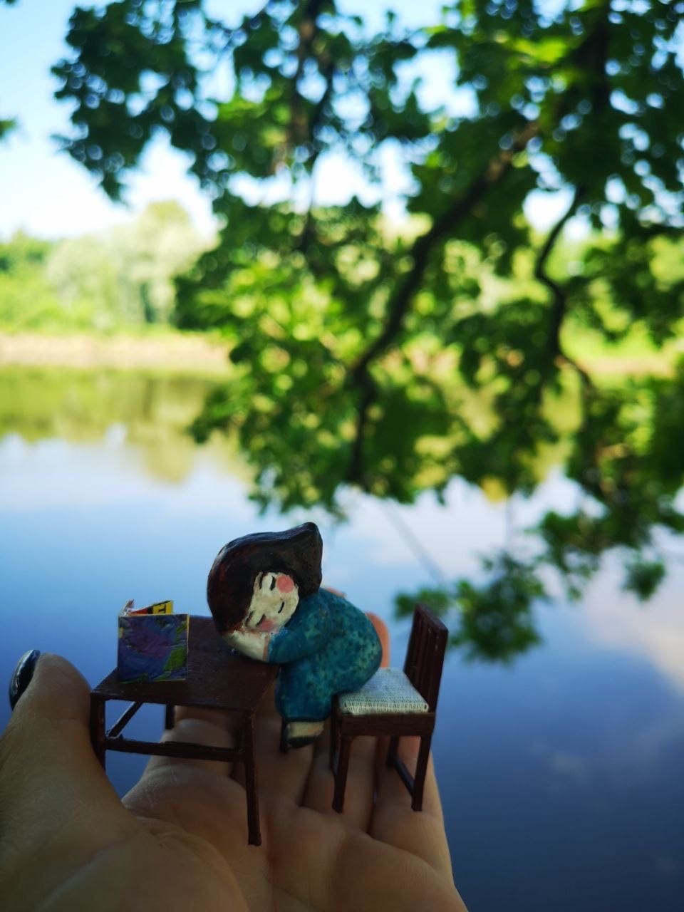 Уличные художники Владимира спрятали в кирпичной кладке новые инсталляции. Работы не просто заполняют пустоты в стене, но и погружают в удивительный мир. Пасхалки уже назвали «секретиками». А их поиски превратились в настоящий квест.