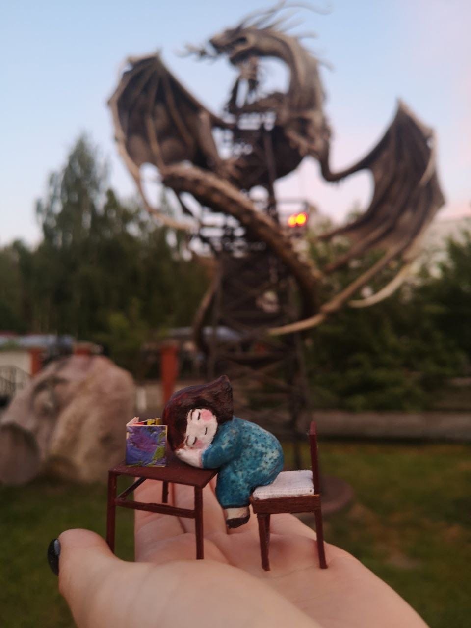 Уличные художники Владимира спрятали в кирпичной кладке новые инсталляции. Работы не просто заполняют пустоты в стене, но и погружают в удивительный мир. Пасхалки уже назвали «секретиками». А их поиски превратились в настоящий квест.