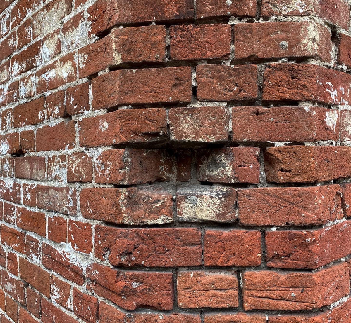 Уличные художники Владимира спрятали в кирпичной кладке новые инсталляции. Работы не просто заполняют пустоты в стене, но и погружают в удивительный мир. Пасхалки уже назвали «секретиками». А их поиски превратились в настоящий квест.