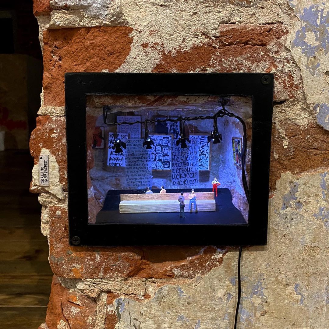 Уличные художники Владимира спрятали в кирпичной кладке новые инсталляции. Работы не просто заполняют пустоты в стене, но и погружают в удивительный мир. Пасхалки уже назвали «секретиками». А их поиски превратились в настоящий квест.