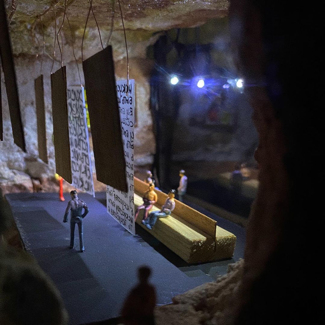 Уличные художники Владимира спрятали в кирпичной кладке новые инсталляции. Работы не просто заполняют пустоты в стене, но и погружают в удивительный мир. Пасхалки уже назвали «секретиками». А их поиски превратились в настоящий квест.