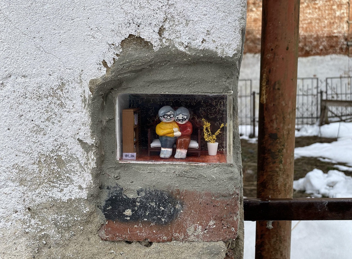 Уличные художники Владимира спрятали в кирпичной кладке новые инсталляции. Работы не просто заполняют пустоты в стене, но и погружают в удивительный мир. Пасхалки уже назвали «секретиками». А их поиски превратились в настоящий квест.