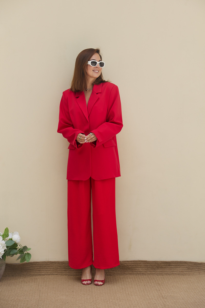 «Никогда не выйду из дома без сережек, без них чувствую себя голой», — признается Рената Нарзиева, владелица бутика «Астрель», и сразу же выдает главный секрет своего стиля — внимание к деталям. Именно они в одно мгновение превращают классический сдержанный образ в легкий и романтичный. Рената стала героиней рубрики «Свой стиль» и собрала 5 актуальных образов, которые могут стать идеальной капсулой.