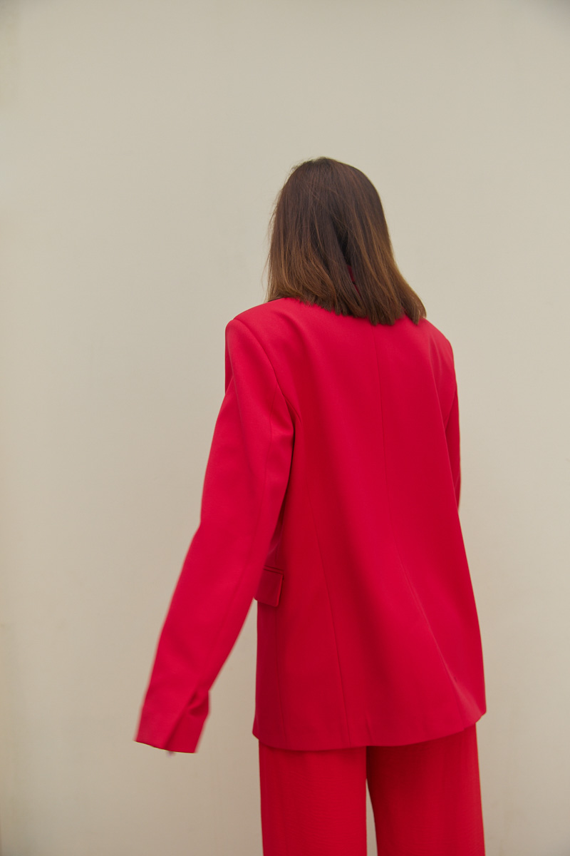 «Никогда не выйду из дома без сережек, без них чувствую себя голой», — признается Рената Нарзиева, владелица бутика «Астрель», и сразу же выдает главный секрет своего стиля — внимание к деталям. Именно они в одно мгновение превращают классический сдержанный образ в легкий и романтичный. Рената стала героиней рубрики «Свой стиль» и собрала 5 актуальных образов, которые могут стать идеальной капсулой.