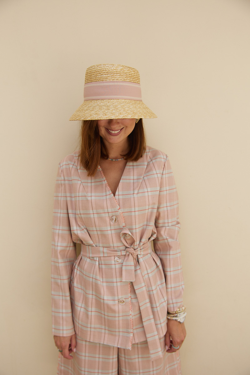 «Никогда не выйду из дома без сережек, без них чувствую себя голой», — признается Рената Нарзиева, владелица бутика «Астрель», и сразу же выдает главный секрет своего стиля — внимание к деталям. Именно они в одно мгновение превращают классический сдержанный образ в легкий и романтичный. Рената стала героиней рубрики «Свой стиль» и собрала 5 актуальных образов, которые могут стать идеальной капсулой.