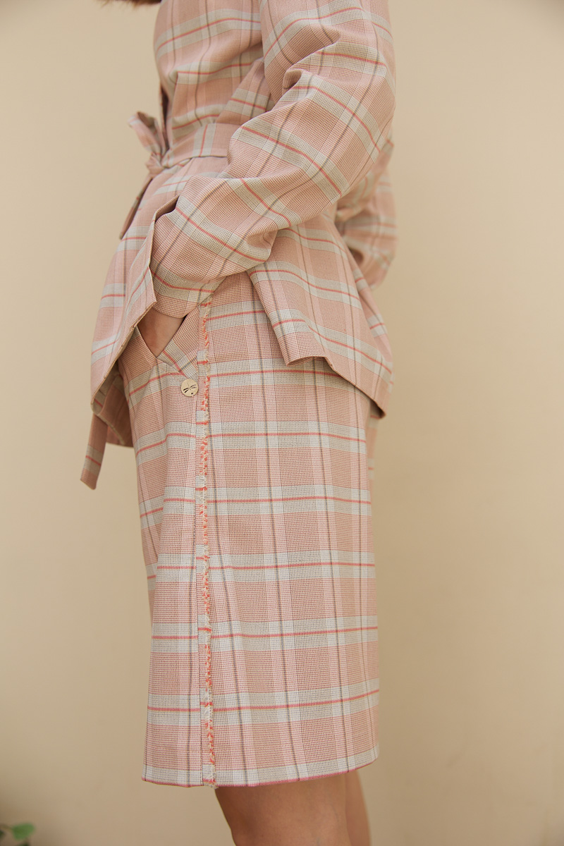 «Никогда не выйду из дома без сережек, без них чувствую себя голой», — признается Рената Нарзиева, владелица бутика «Астрель», и сразу же выдает главный секрет своего стиля — внимание к деталям. Именно они в одно мгновение превращают классический сдержанный образ в легкий и романтичный. Рената стала героиней рубрики «Свой стиль» и собрала 5 актуальных образов, которые могут стать идеальной капсулой.