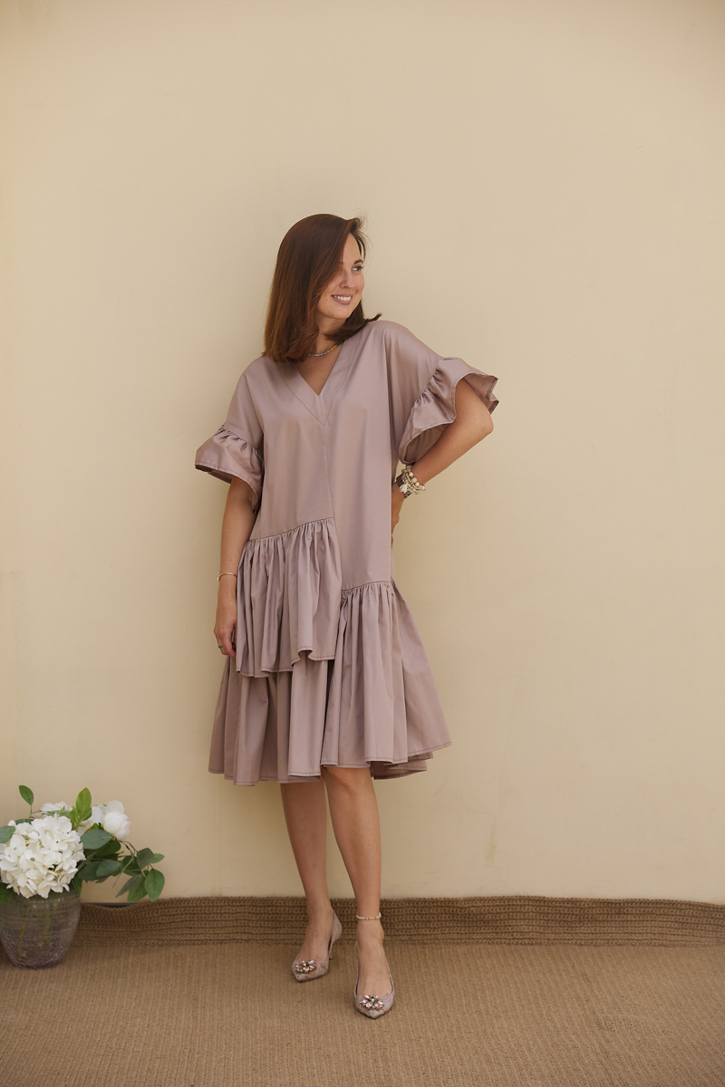 «Никогда не выйду из дома без сережек, без них чувствую себя голой», — признается Рената Нарзиева, владелица бутика «Астрель», и сразу же выдает главный секрет своего стиля — внимание к деталям. Именно они в одно мгновение превращают классический сдержанный образ в легкий и романтичный. Рената стала героиней рубрики «Свой стиль» и собрала 5 актуальных образов, которые могут стать идеальной капсулой.