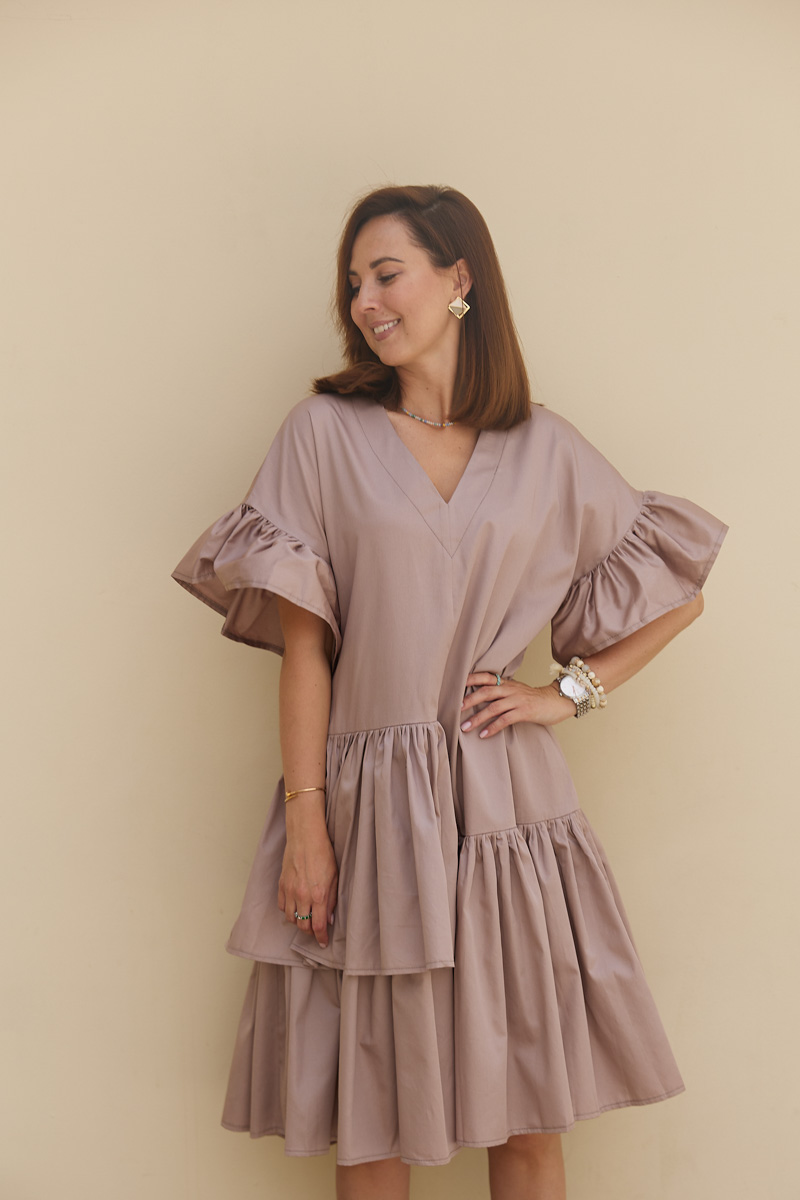 «Никогда не выйду из дома без сережек, без них чувствую себя голой», — признается Рената Нарзиева, владелица бутика «Астрель», и сразу же выдает главный секрет своего стиля — внимание к деталям. Именно они в одно мгновение превращают классический сдержанный образ в легкий и романтичный. Рената стала героиней рубрики «Свой стиль» и собрала 5 актуальных образов, которые могут стать идеальной капсулой.