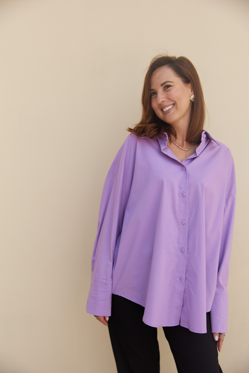 «Никогда не выйду из дома без сережек, без них чувствую себя голой», — признается Рената Нарзиева, владелица бутика «Астрель», и сразу же выдает главный секрет своего стиля — внимание к деталям. Именно они в одно мгновение превращают классический сдержанный образ в легкий и романтичный. Рената стала героиней рубрики «Свой стиль» и собрала 5 актуальных образов, которые могут стать идеальной капсулой.