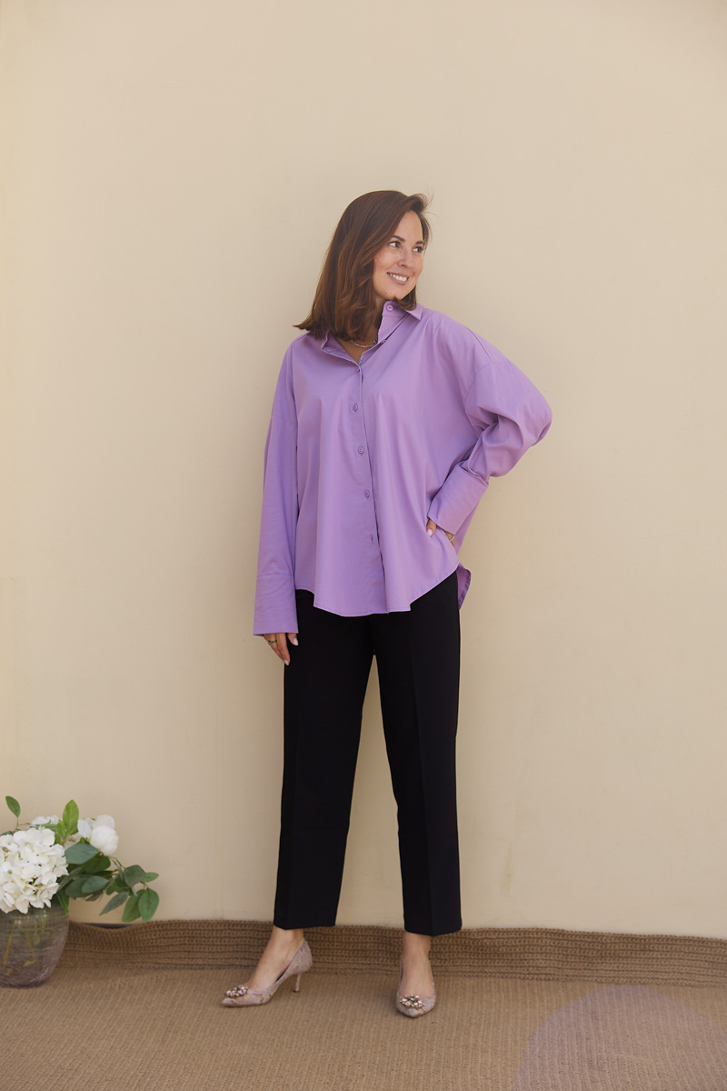 «Никогда не выйду из дома без сережек, без них чувствую себя голой», — признается Рената Нарзиева, владелица бутика «Астрель», и сразу же выдает главный секрет своего стиля — внимание к деталям. Именно они в одно мгновение превращают классический сдержанный образ в легкий и романтичный. Рената стала героиней рубрики «Свой стиль» и собрала 5 актуальных образов, которые могут стать идеальной капсулой.