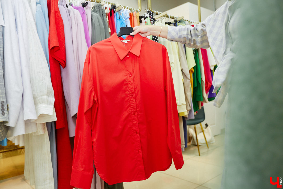 «Никогда не выйду из дома без сережек, без них чувствую себя голой», — признается Рената Нарзиева, владелица бутика «Астрель», и сразу же выдает главный секрет своего стиля — внимание к деталям. Именно они в одно мгновение превращают классический сдержанный образ в легкий и романтичный. Рената стала героиней рубрики «Свой стиль» и собрала 5 актуальных образов, которые могут стать идеальной капсулой.