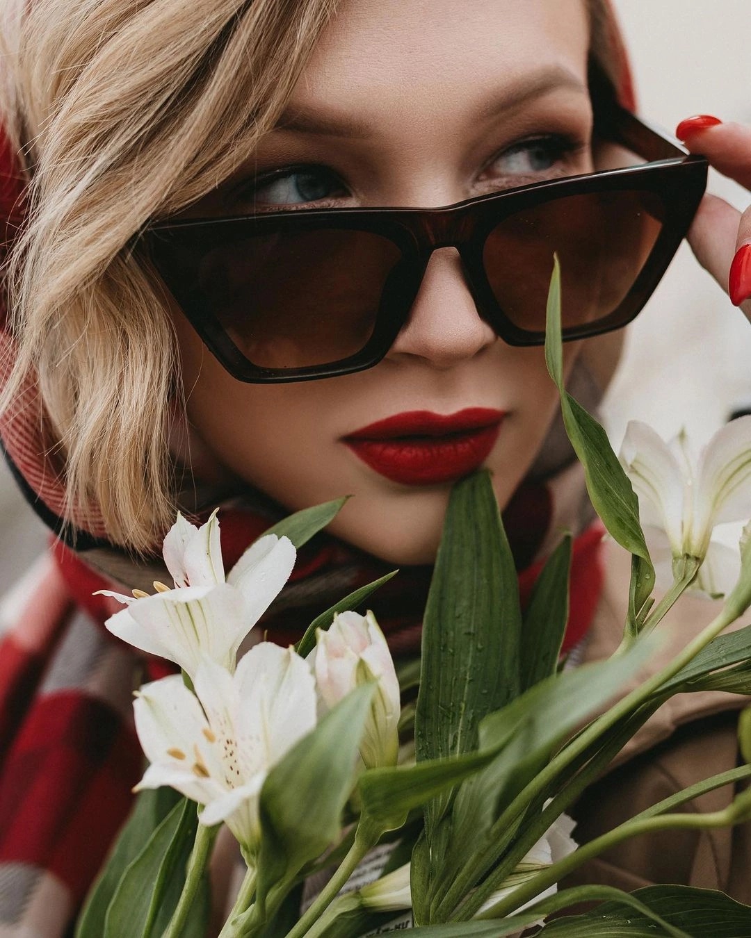 Согласитесь, иногда бывает такое чувство, что смотришь на одного человека, а видишь совершенно другого, да еще и довольно известного. Сегодня мы продемонстрируем вам, как похожи некоторые владимирские барышни на популярных актрис, певиц и телеведущих.